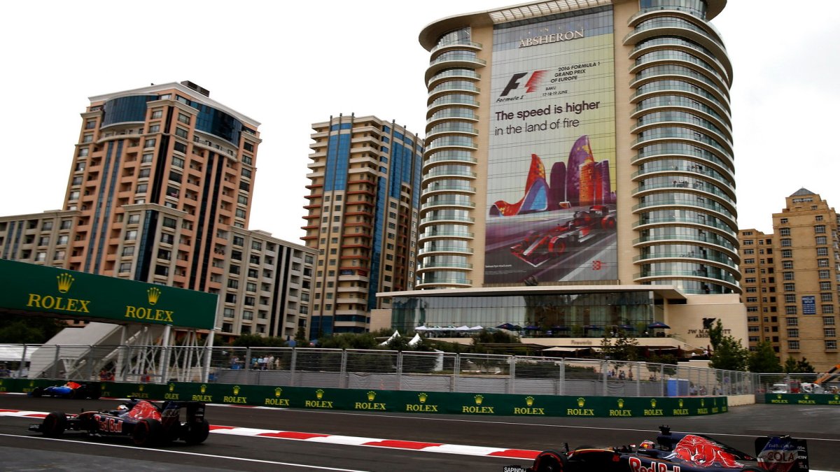 Carlos Sainz a Daniil Kvjat při tréninku v Baku