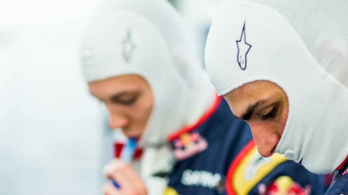 Carlos Sainz a Daniil Kvjat v Baku