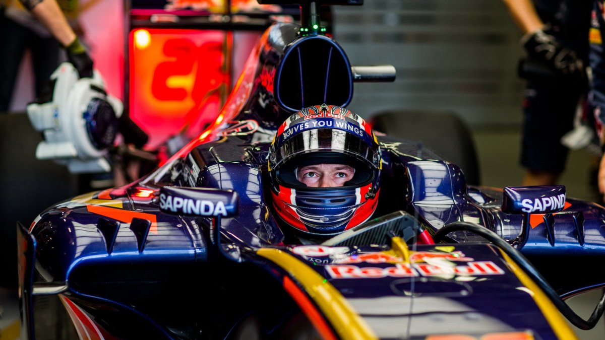 Daniil Kvjat při tréninku v Baku