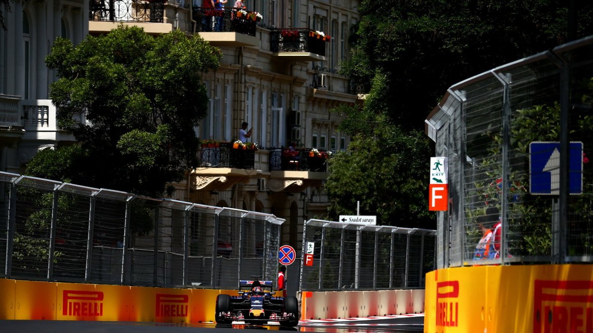 Daniil Kvjat při tréninku v Baku