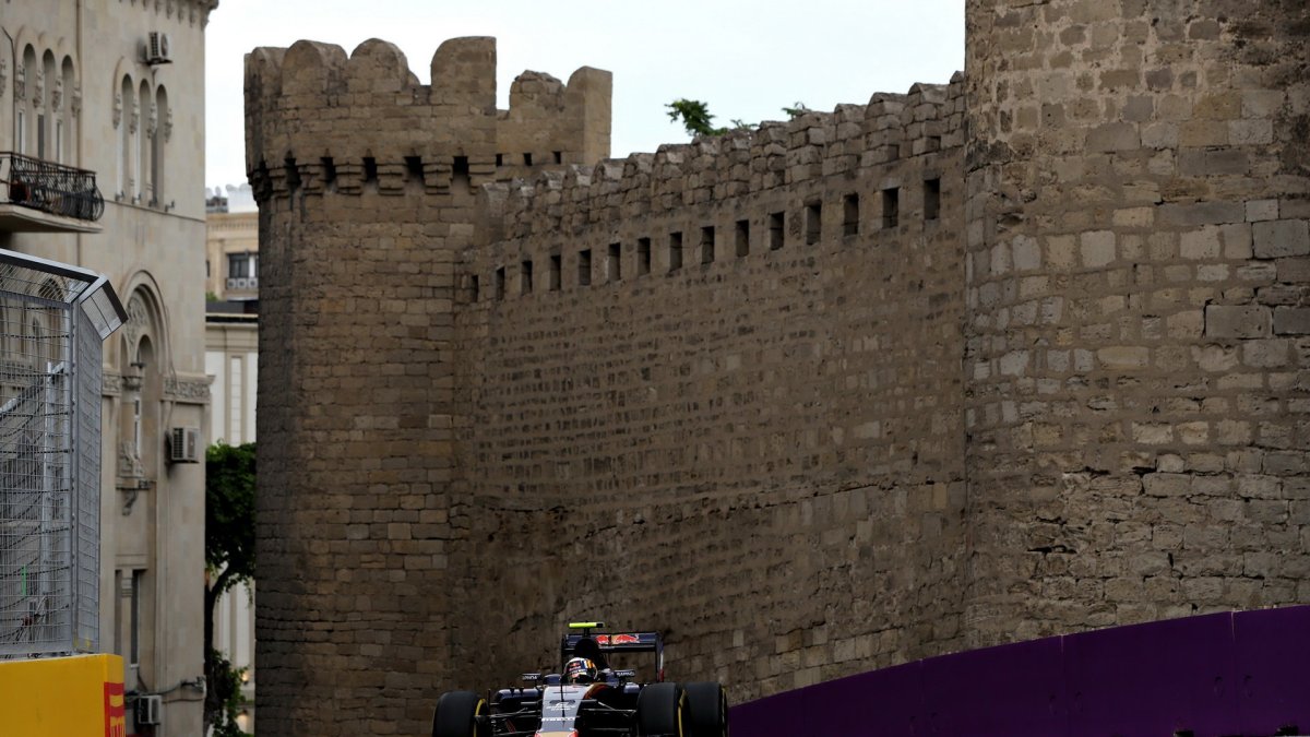 Carlos Sainz při tréninku v Baku