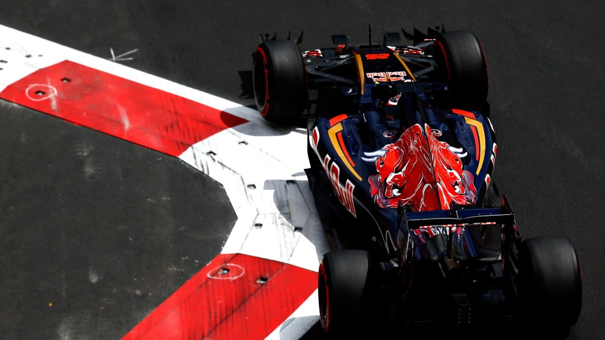 Daniil Kvjat při tréninku v Baku