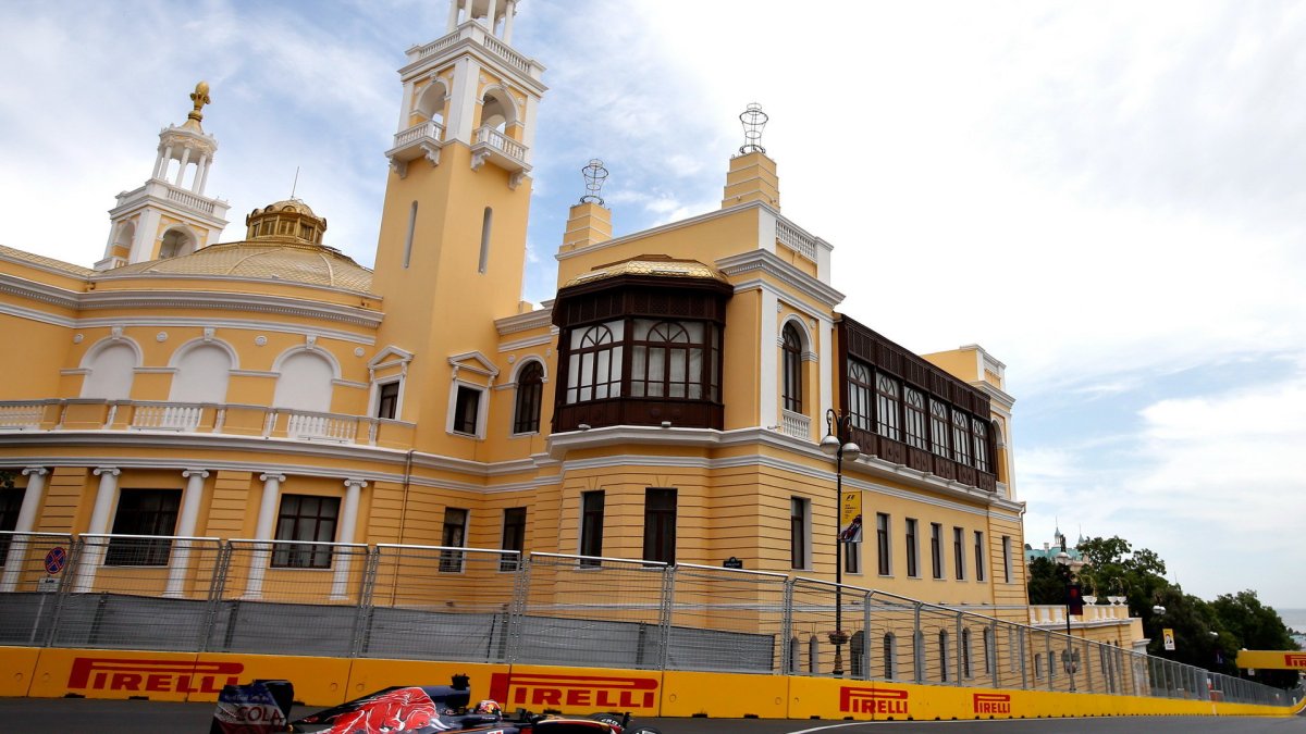 Daniil Kvjat při tréninku v Baku