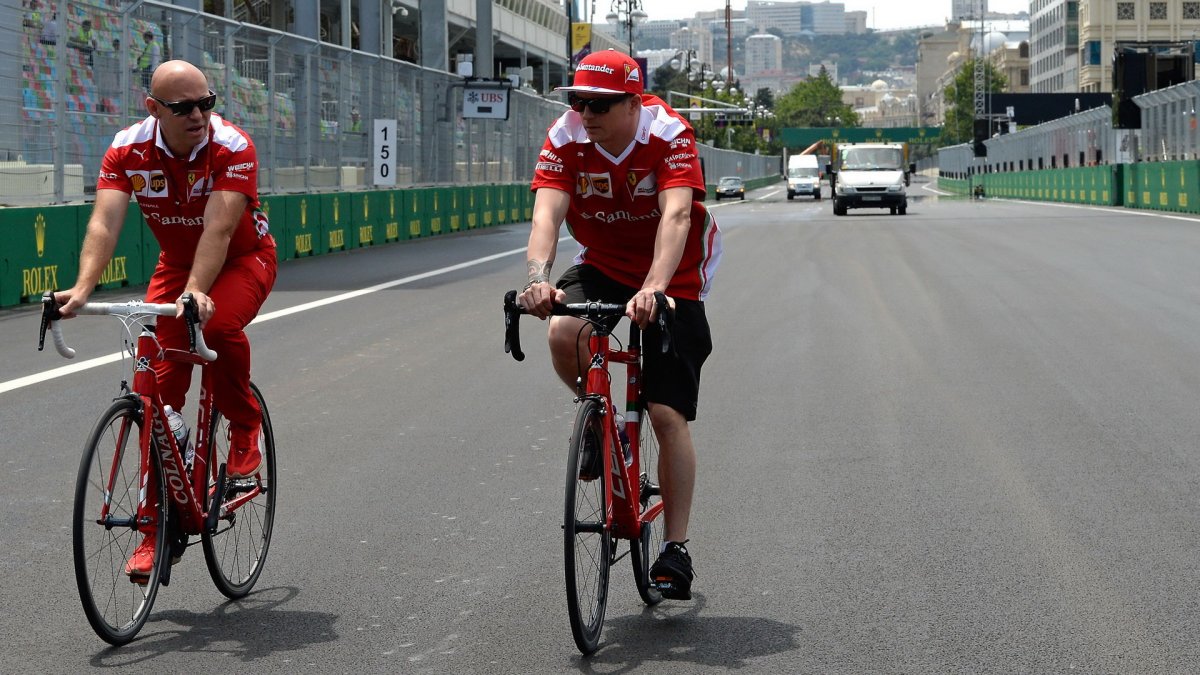 Kimi Räikkönen se seznamuje s tratí v Baku