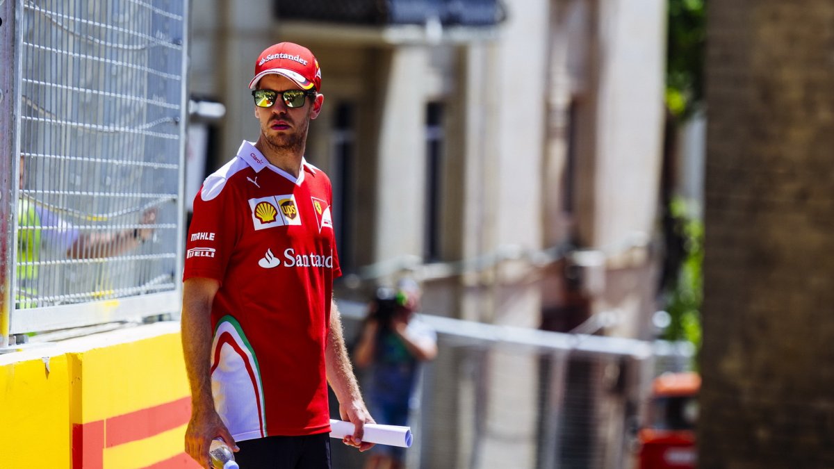 Sebastian Vettel si prohlíží trať v Baku