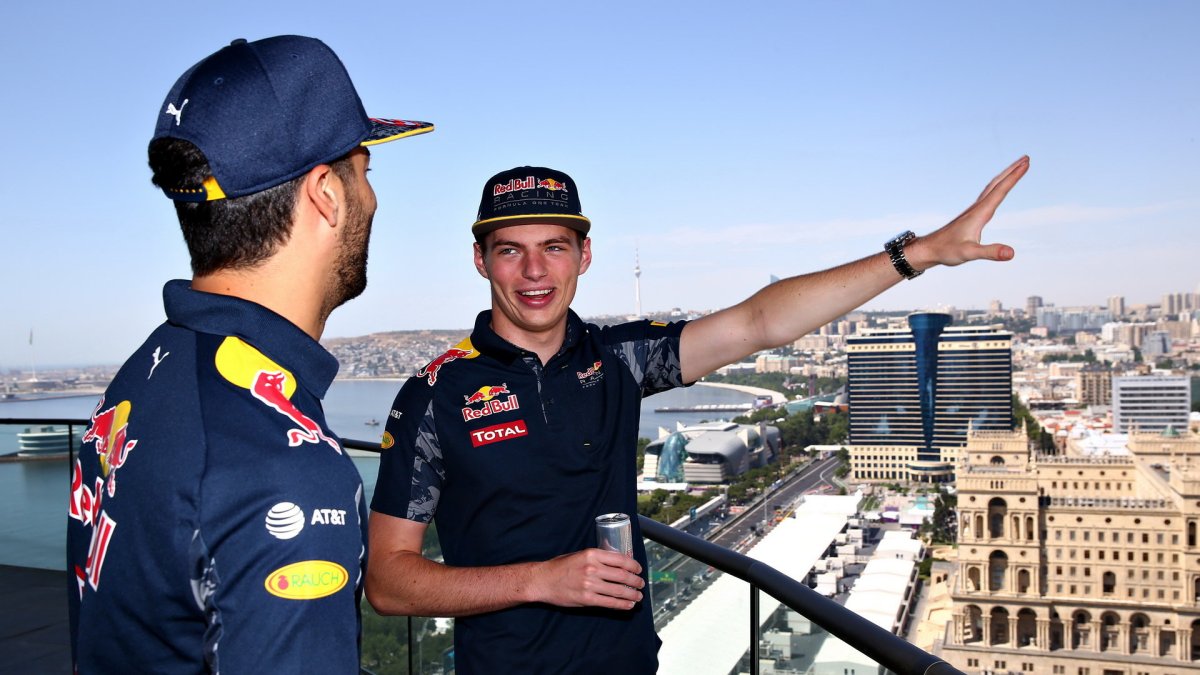 Daniel Ricciardo a Max Verstappen v Baku