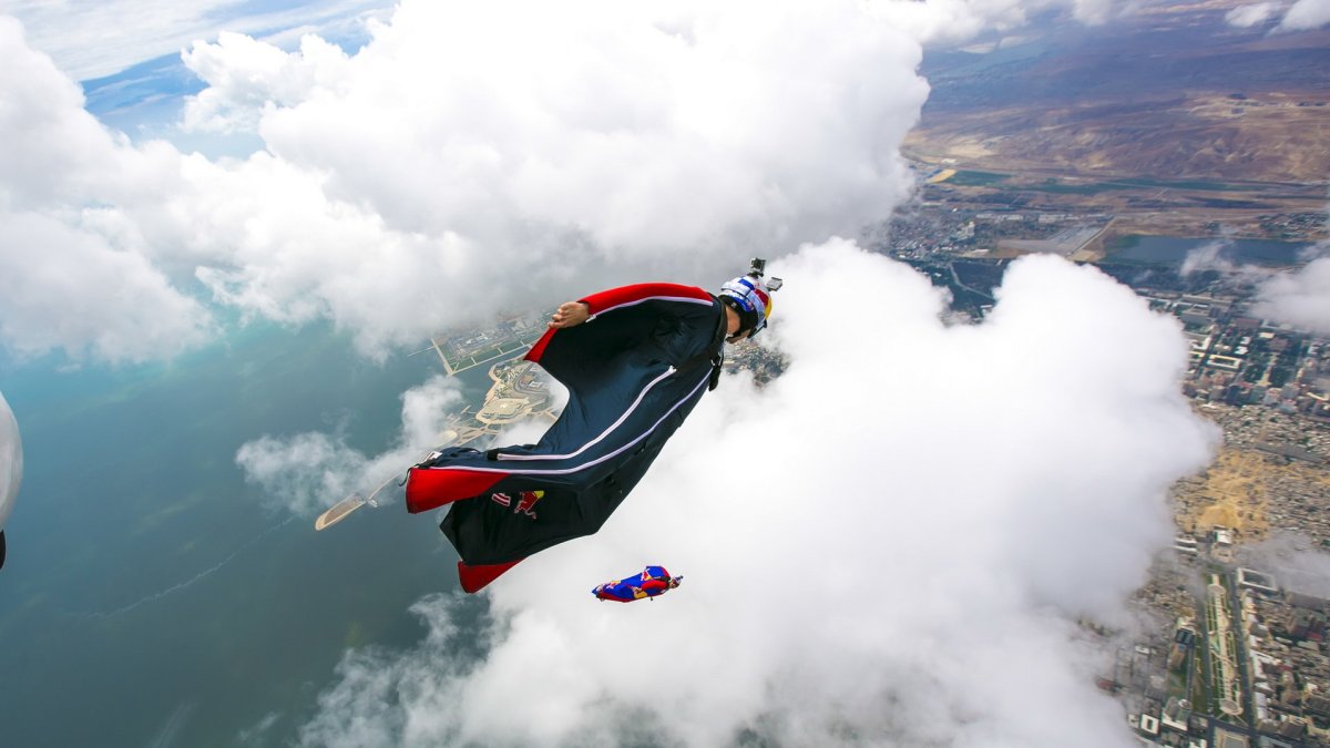 Red Bull a jeho seskok na wingsuit nad okruhem v Baku