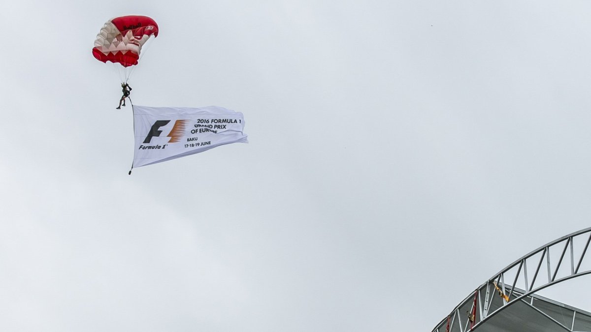Red Bull a jeho seskok na wingsuit nad okruhem v Baku