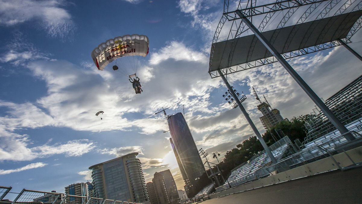 Red Bull a jeho seskok na wingsuit nad okruhem v Baku