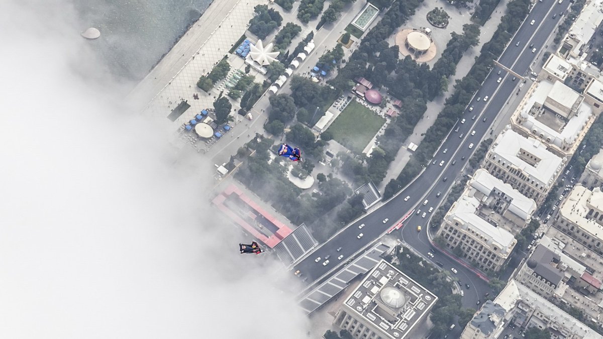 Red Bull a jeho seskok na wingsuit nad okruhem v Baku