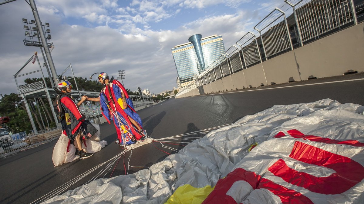 Red Bull a jeho seskok na wingsuit nad okruhem v Baku