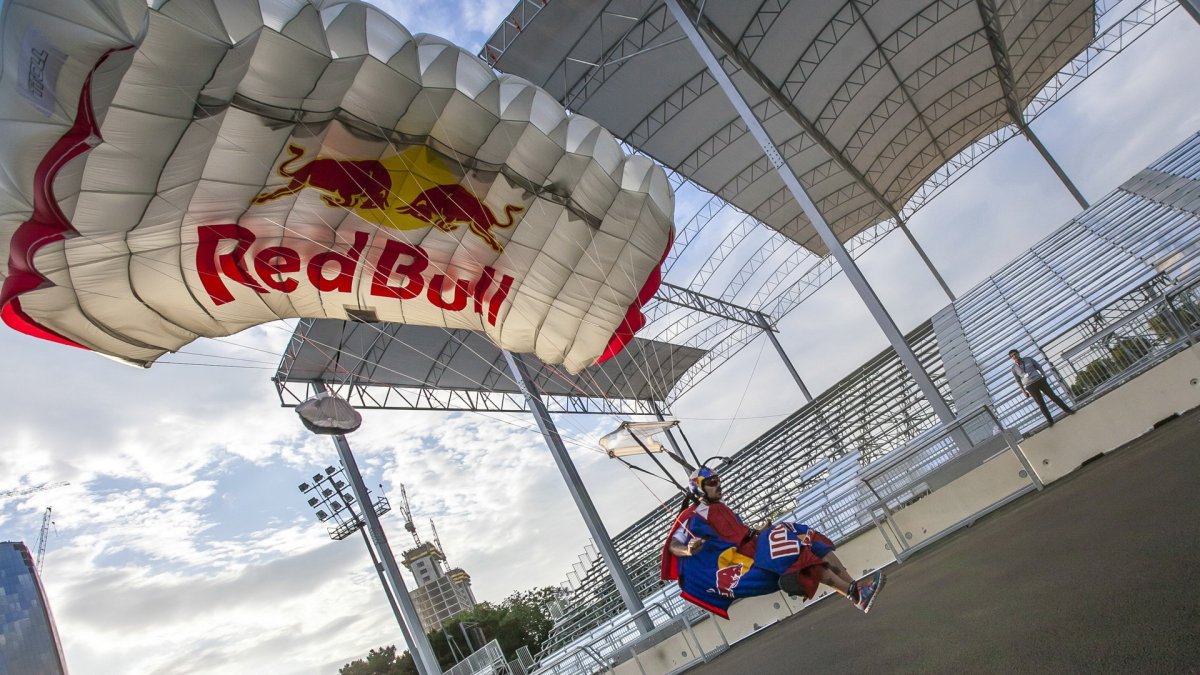 Red Bull a jeho seskok na wingsuit nad okruhem v Baku