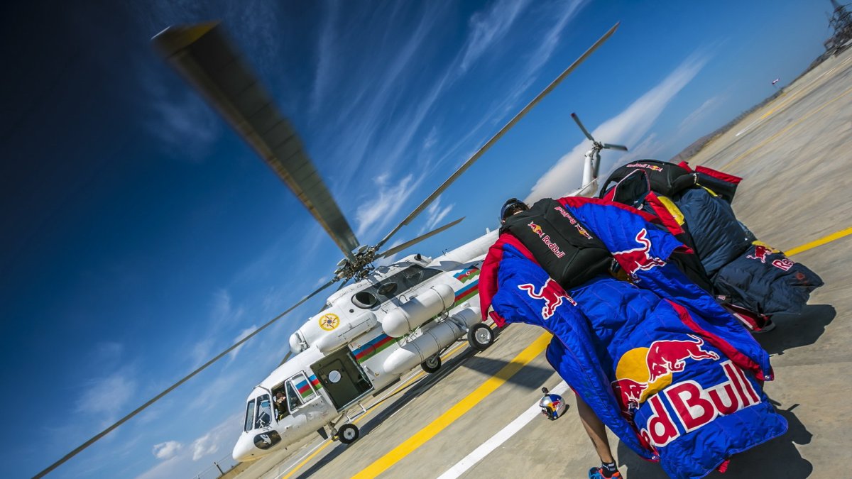 Red Bull a jeho seskok na wingsuit nad okruhem v Baku