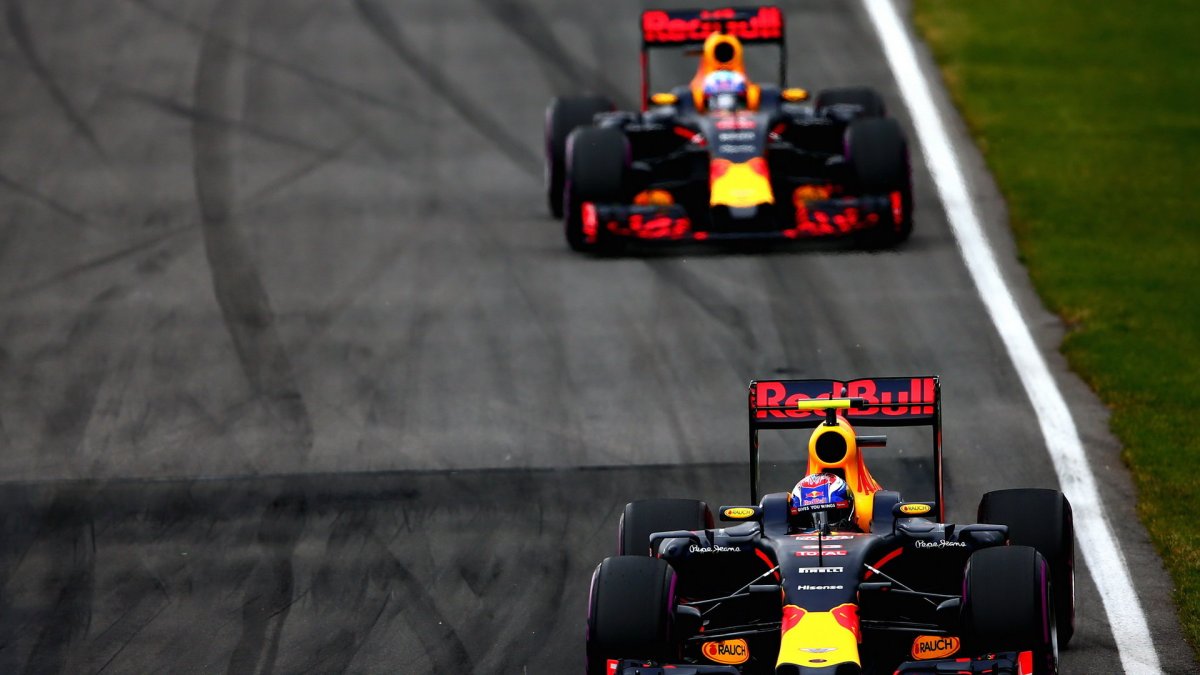 Max Verstappen a Daniel Ricciardo v závodě v Kanadě