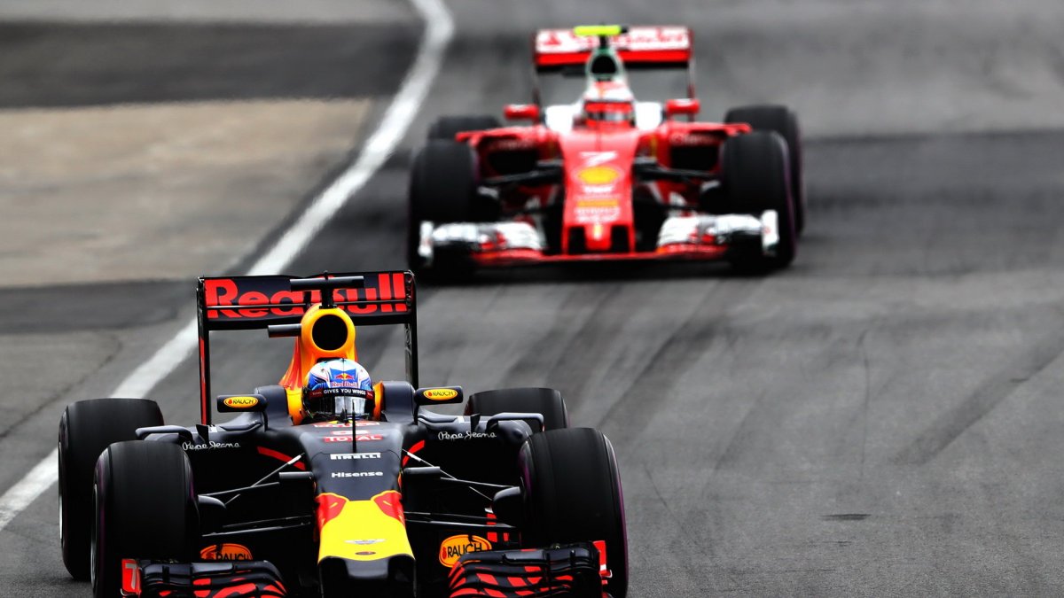 Daniel Ricciardo a Kimi v závodě v Kanadě