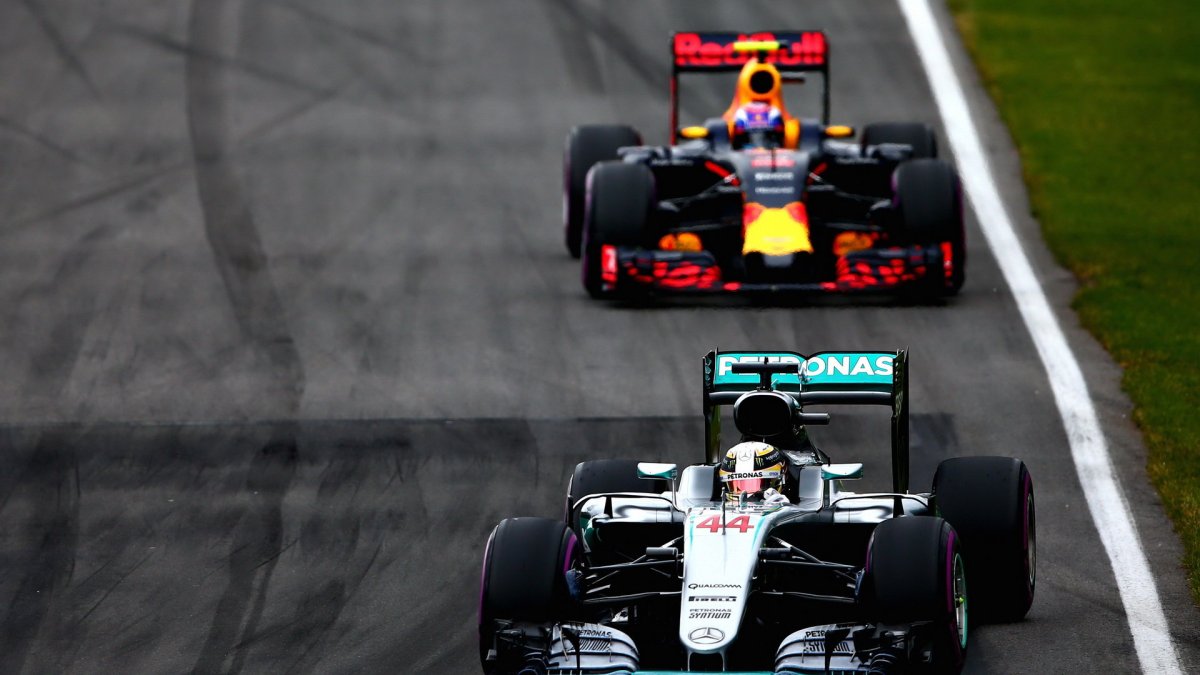 Lewis Hamilton a Max Verstappen v závodě v Kanadě