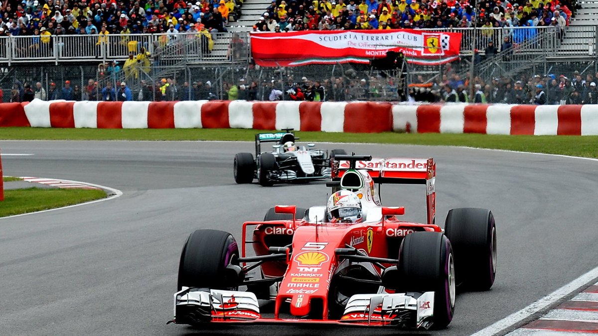 Sebastian Vettel a Lewis Hamilton v závodě v Kanadě