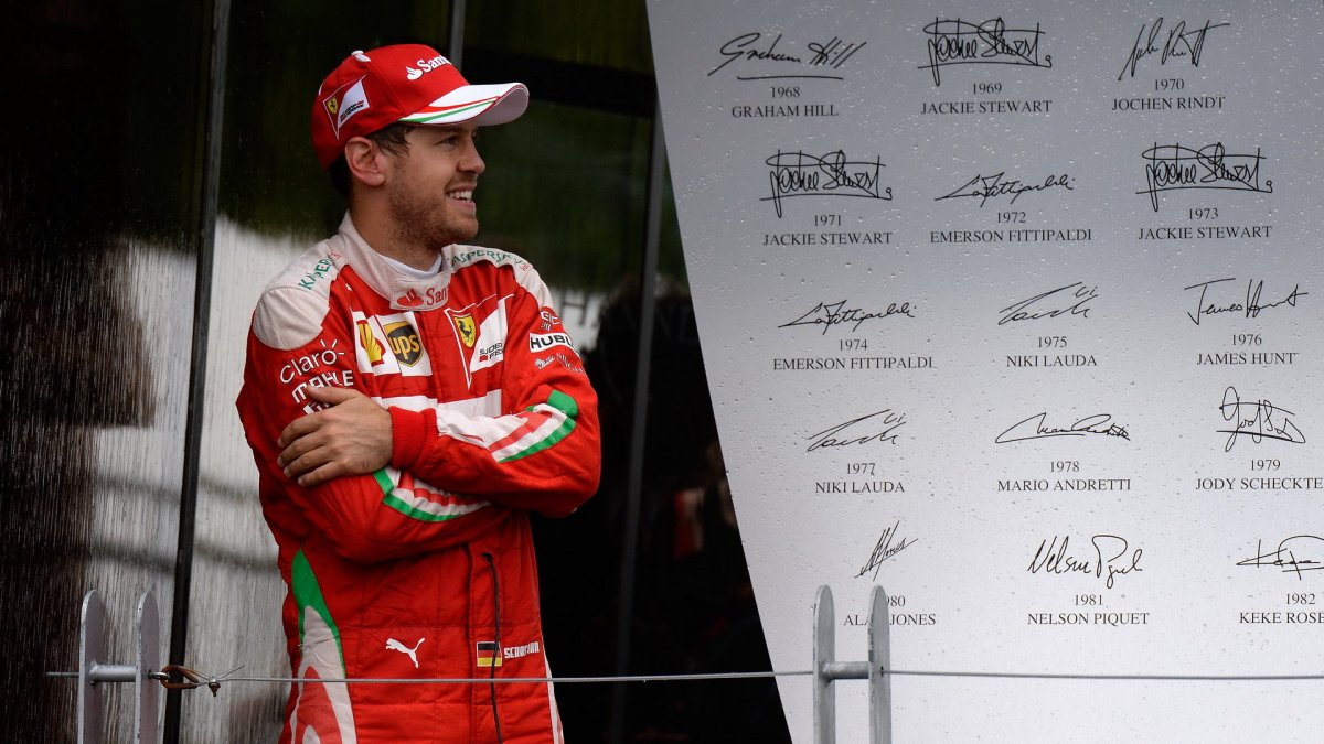 Sebastian Vettel na pódiu po závodě v Kanadě