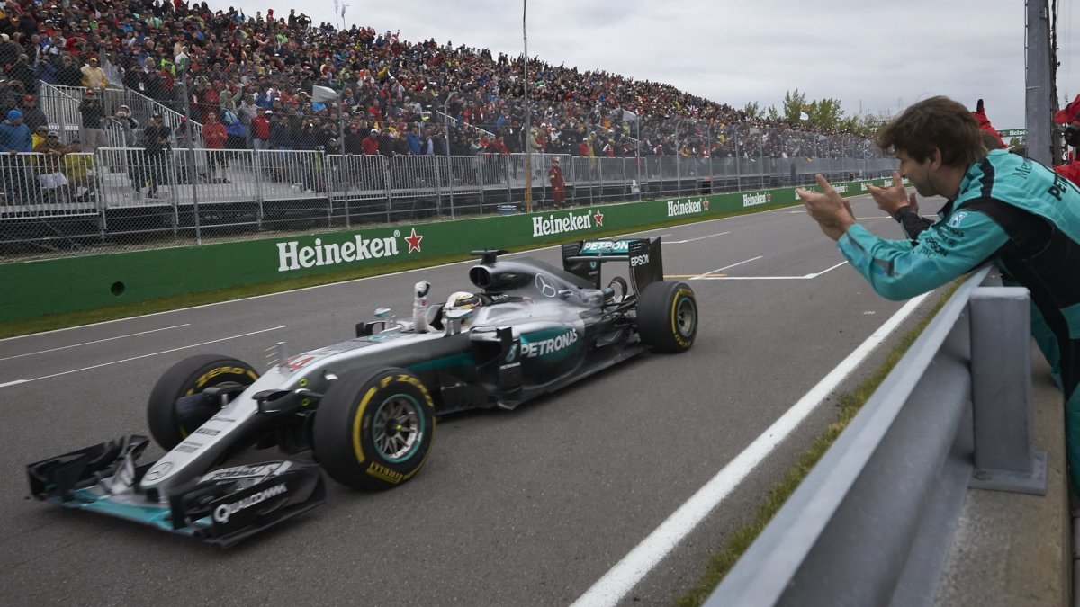 Lewis Hamilton v cíli závodu v Kanadě