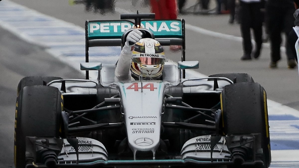 Lewis Hamilton se raduje z vítězství po závodě v Kanadě