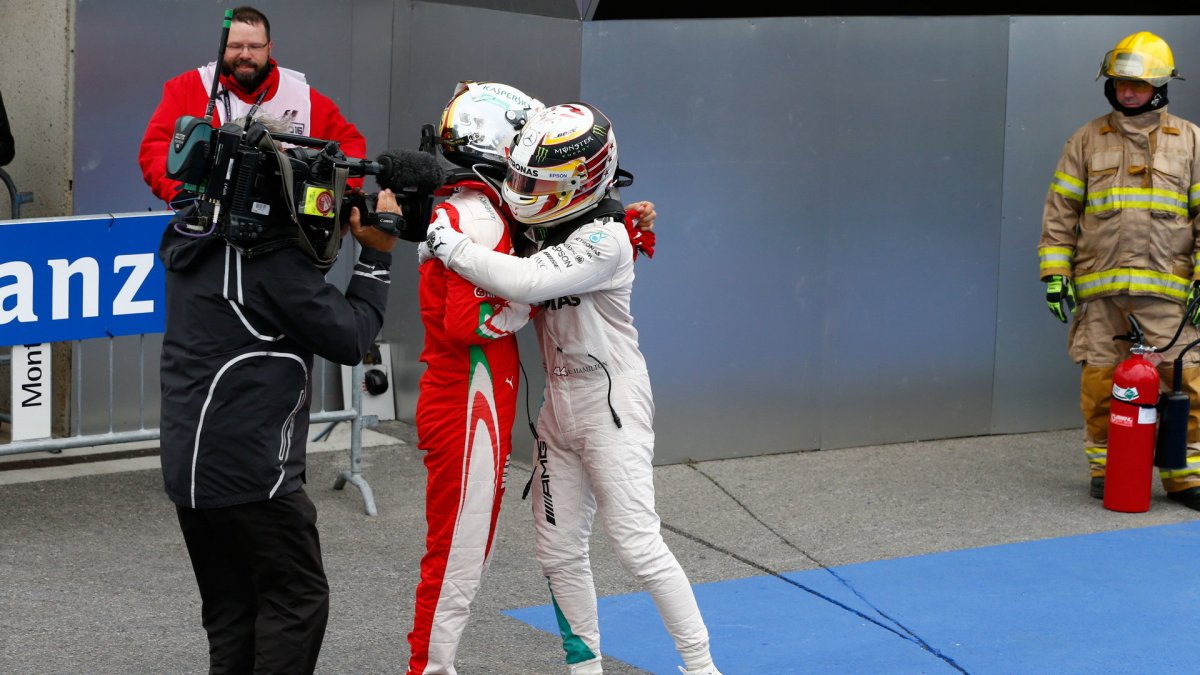 Sebastian Vettel gratuluje Lewisovi Hamiltnovi k vítězství v závodě v Kanadě