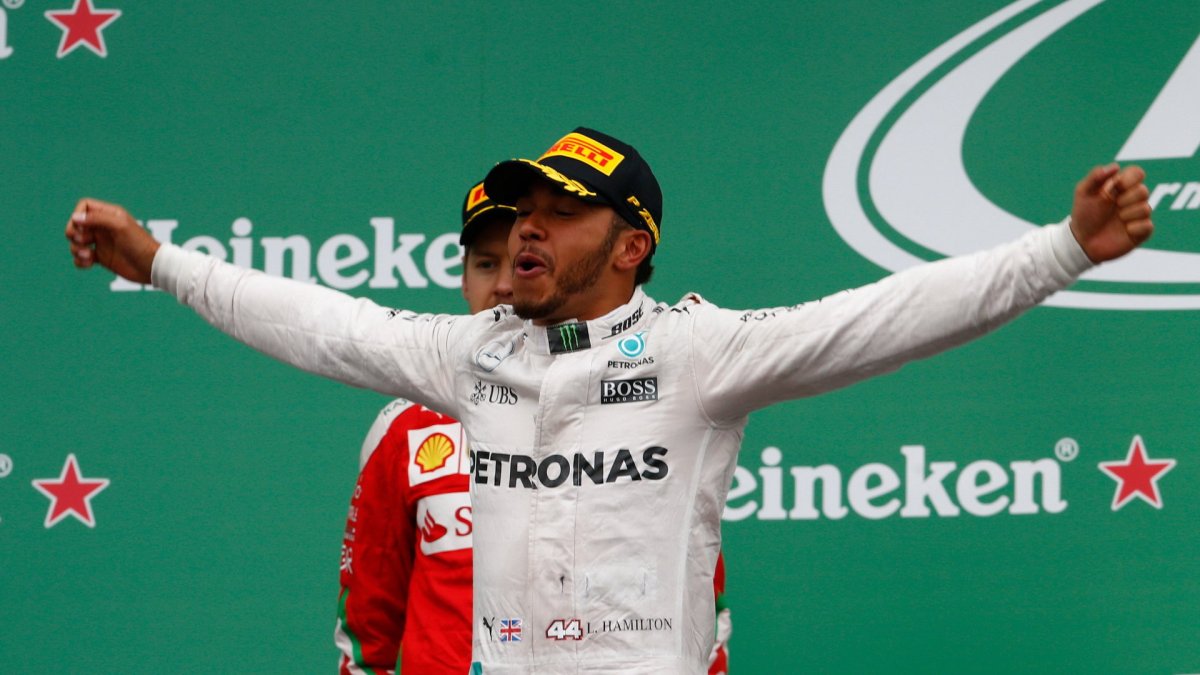 Lewis Hamilton jako vítěz závodu v Kanadě