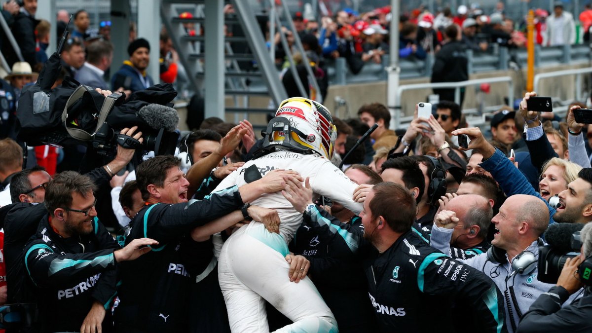 Lewis Hamilton jako vítěz závodu v Kanadě