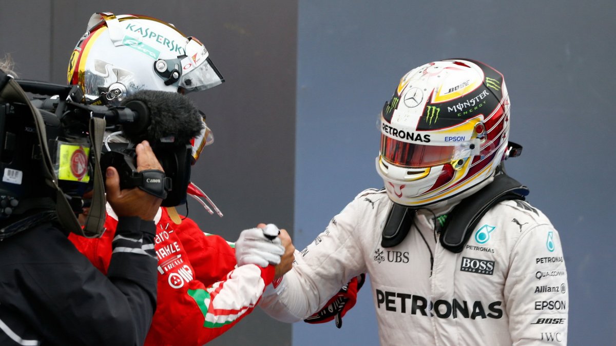 Sebastian Vettel gratuluje Lewisovi Hamiltnovi k vítězství v závodě v Kanadě