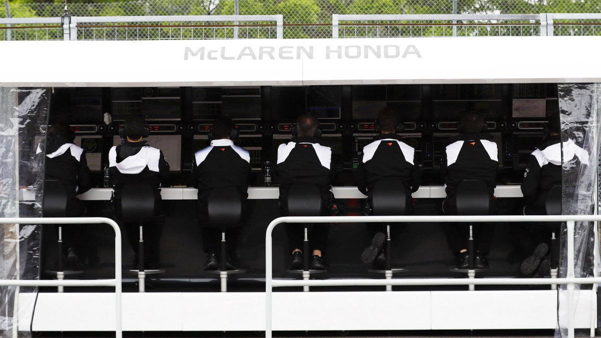 Pitwall týmu McLaren Honda v závodě v Kanadě