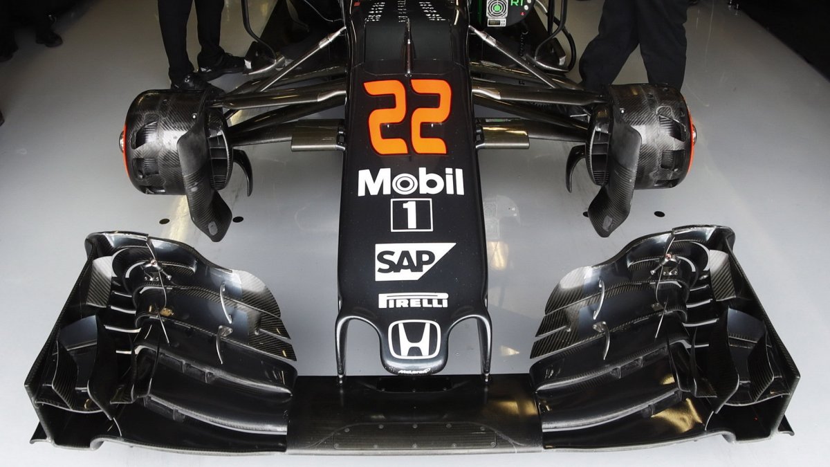 Přední křídlo vozu McLaren MP4-31 Honda a zavěšení kol v Kanadě