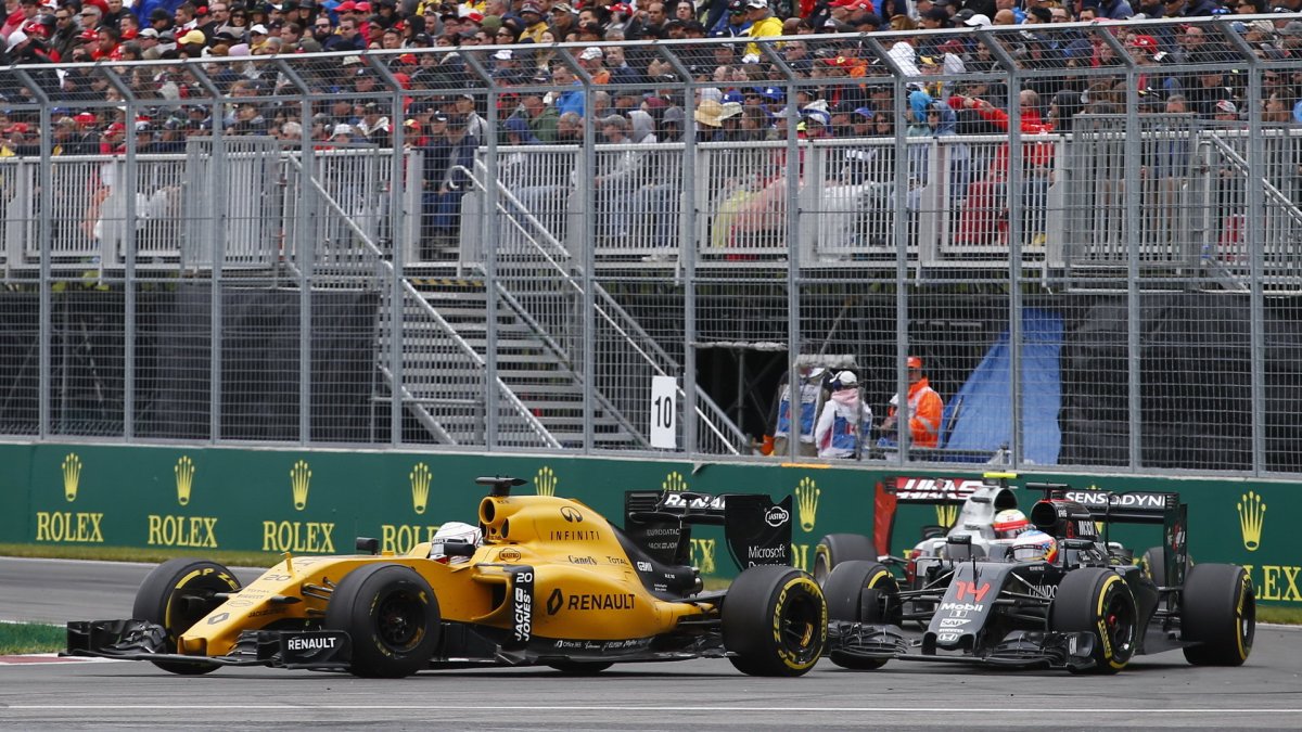 Kevin Magnussen a Fernando Alonso v závodě v Kanadě
