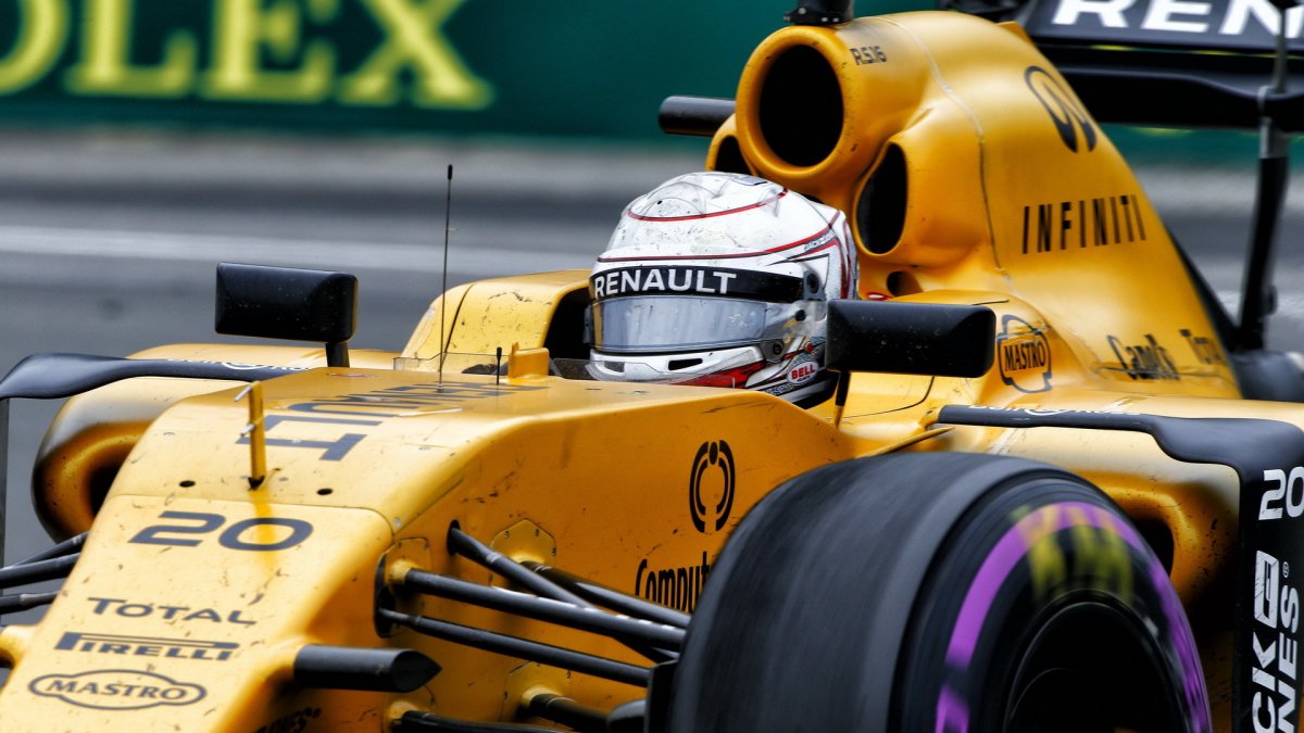 Kevin Magnussen v závodě v Kanadě