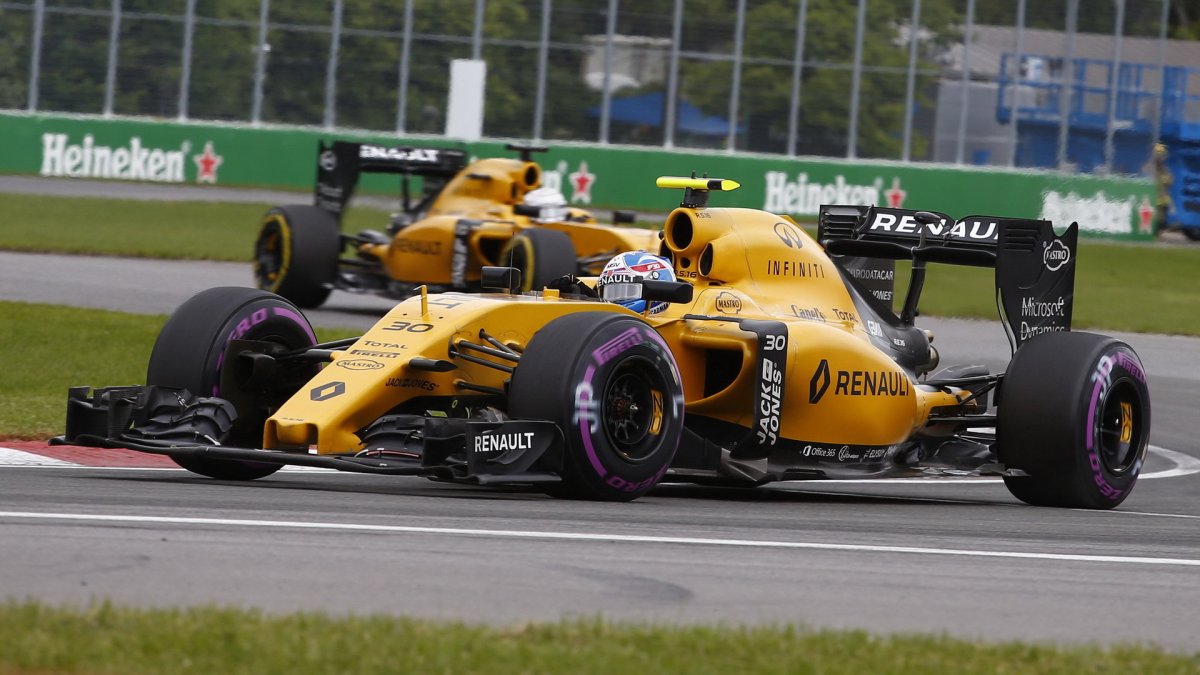 Jolyon Palmer a Kevin Magnussen v závodě v Kanadě