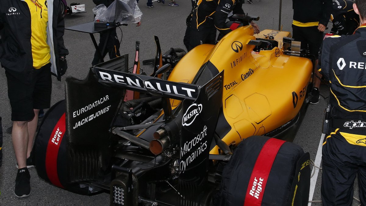 Vůz Renault RS16 před závodem v Kanadě