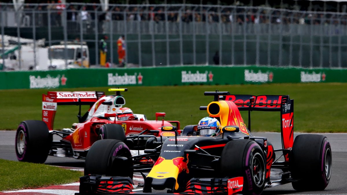 Daniel Ricciardo a Kimi Räikkönen v závodě v Kanadě