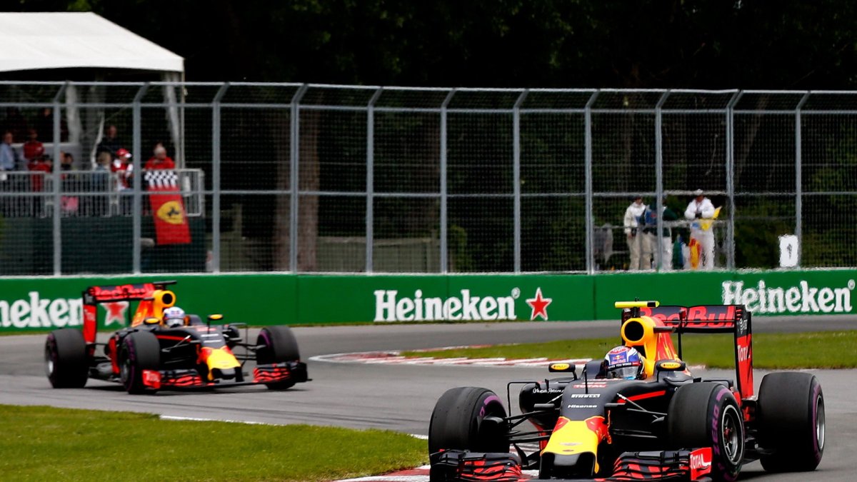 Max Verstappen a Daniel Ricciardo v závodě v Kanadě