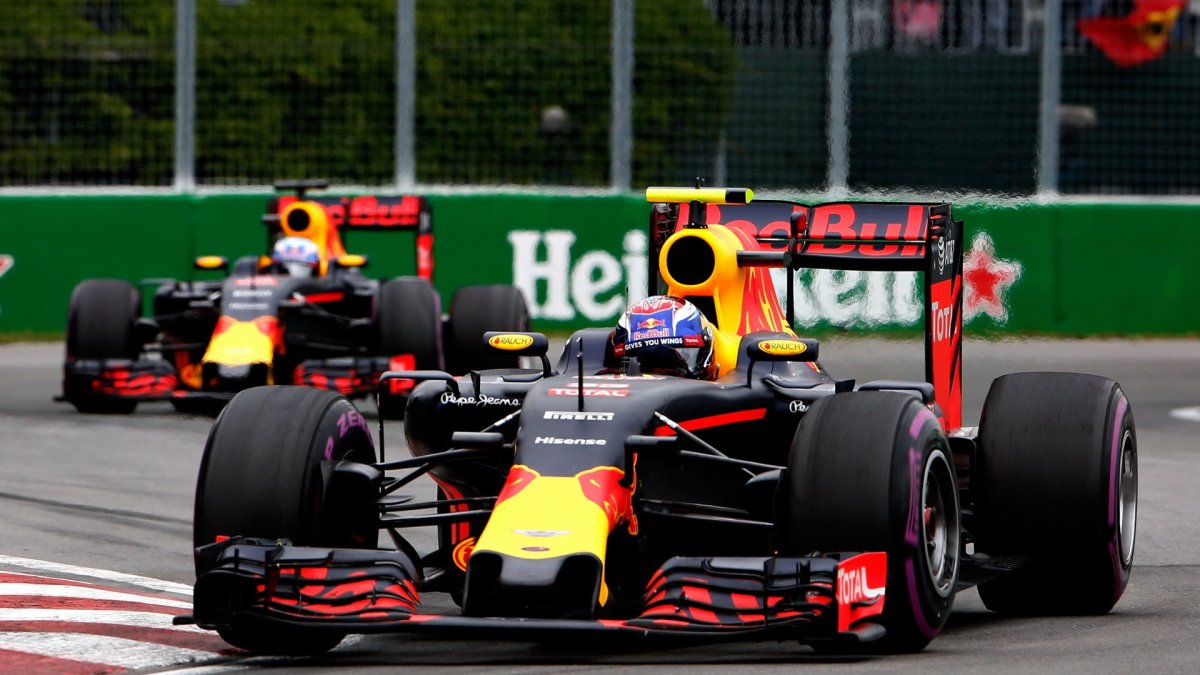 Max Verstappen a Daniel Ricciardo v závodě v Kanadě