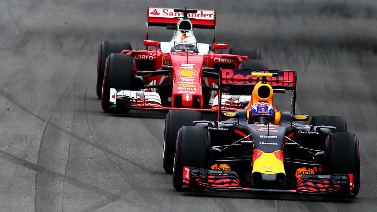 Max Verstappen a Sebastian Vettel v závodě v Kanadě