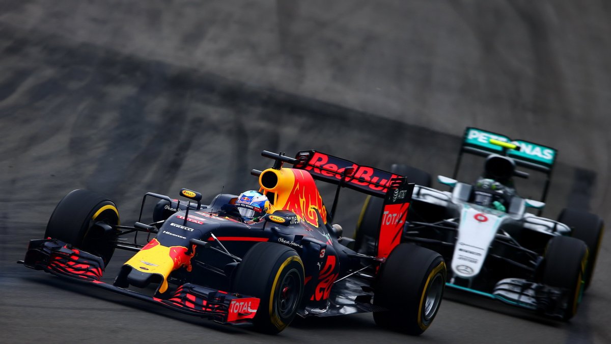 Daniel Ricciardo a Nico Rosberg v závodě v Kanadě