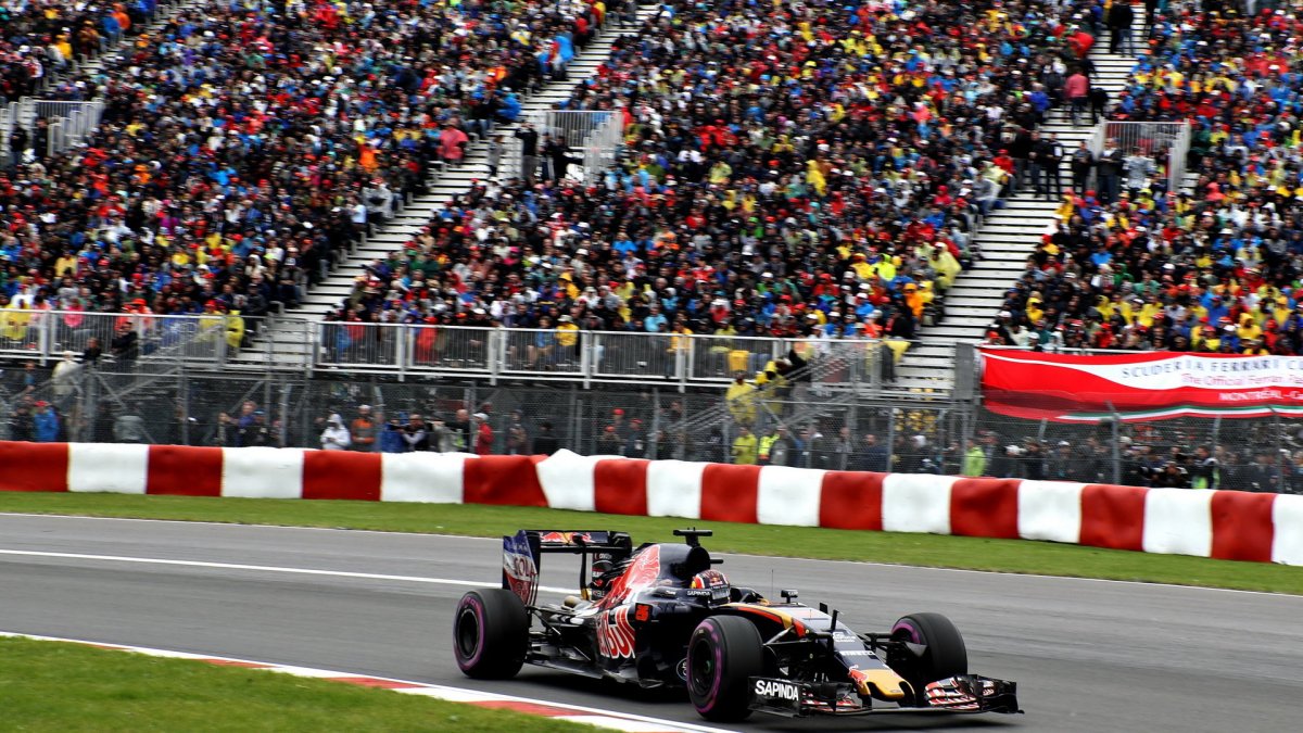 Daniil Kvjat v závodě v Kanadě