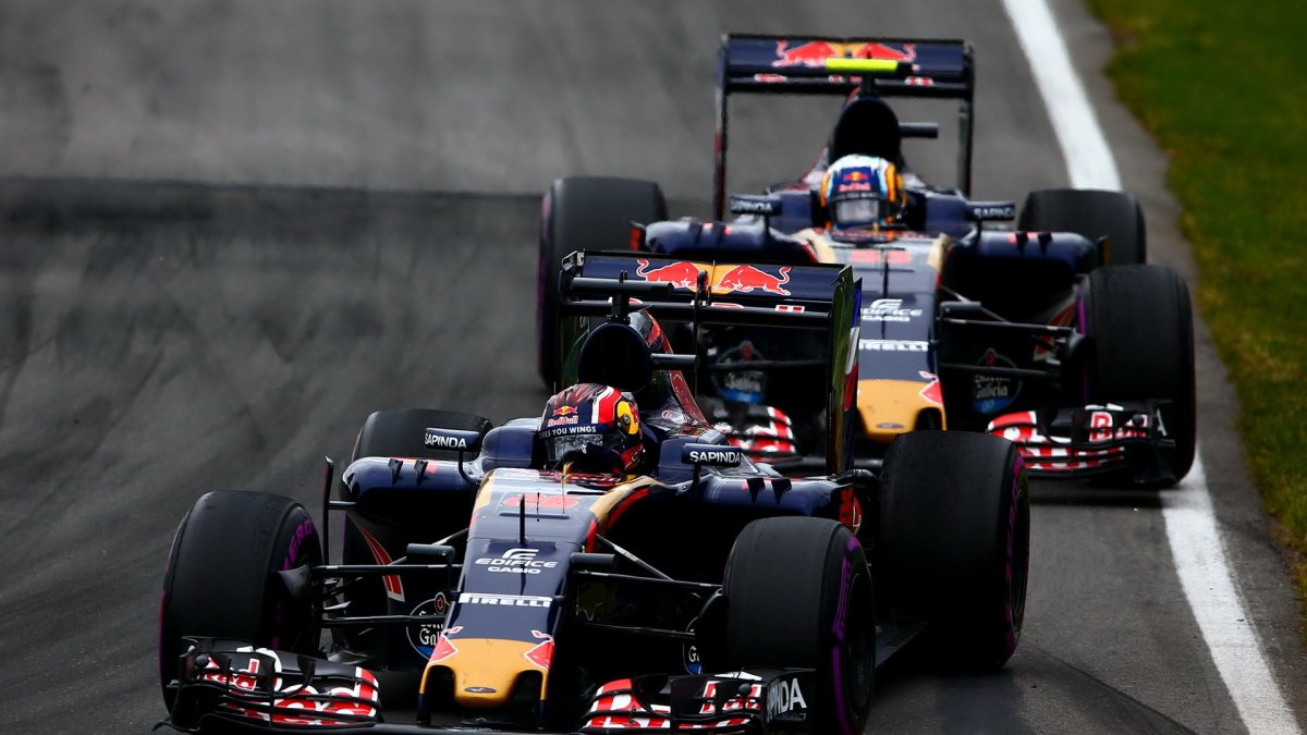 Daniil Kvjat a Carlos Sainz v závodě v Kanadě