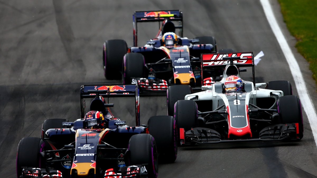 Daniil Kvjat, Romain Grosjean a Carlos Sainz v závodě v Kanadě