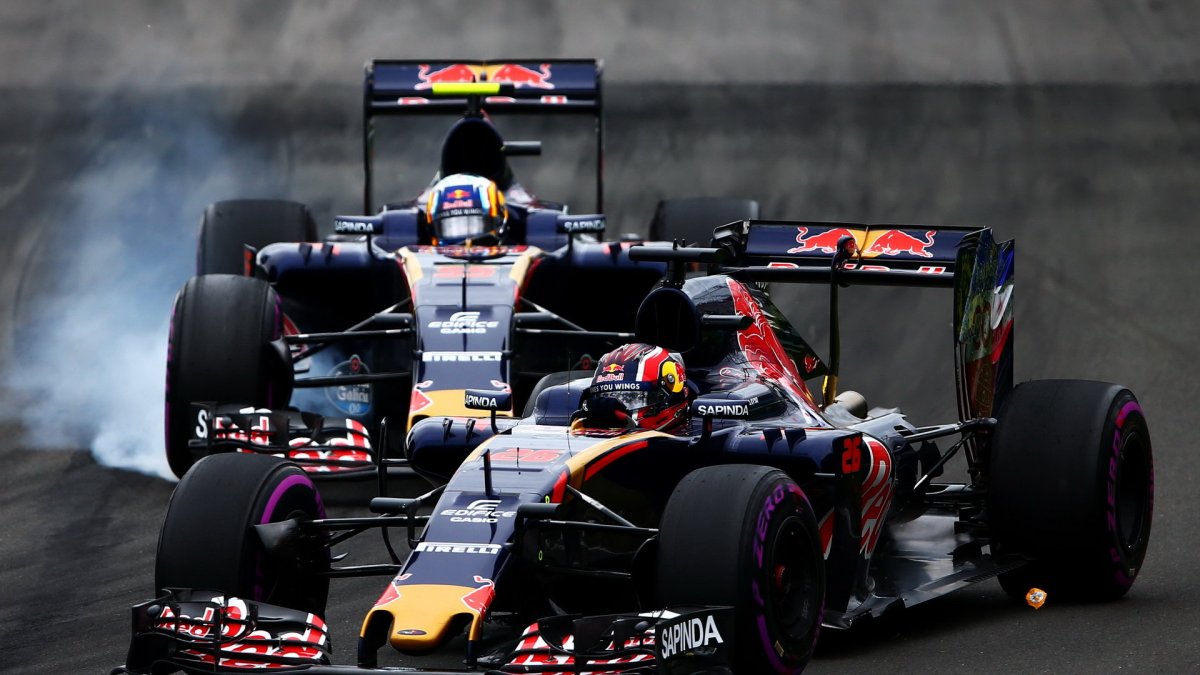 Daniil Kvjat a Carlos Sainz v závodě v Kanadě