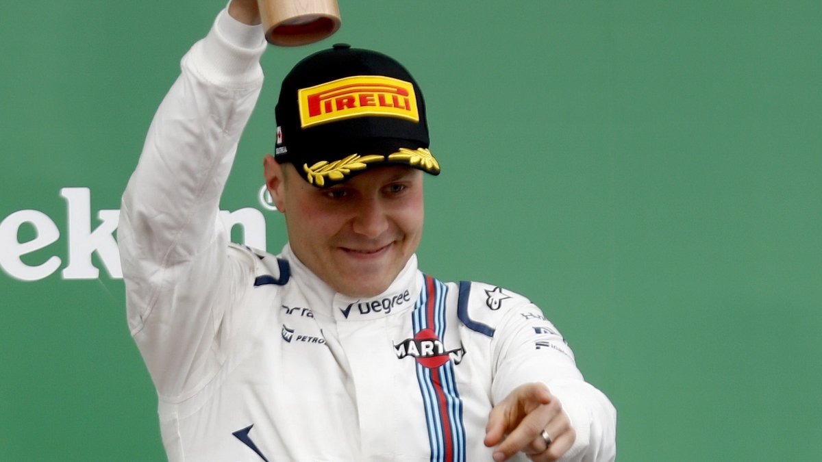 Valtteri Bottas se raduje na pódiu po závodě v Kanadě