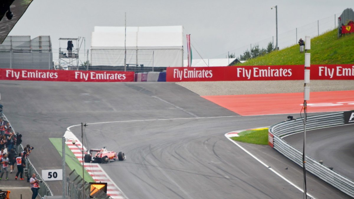 Ferrari Sebastiana Vettela po defektu pneumatiky při GP Rakouska (Red Bull Ring)