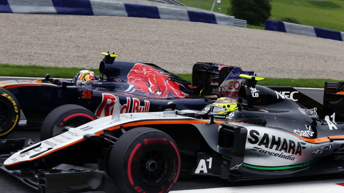 Sergio Pérez předjíždí Carlose Sainze v závodě na Red Bull Ringu