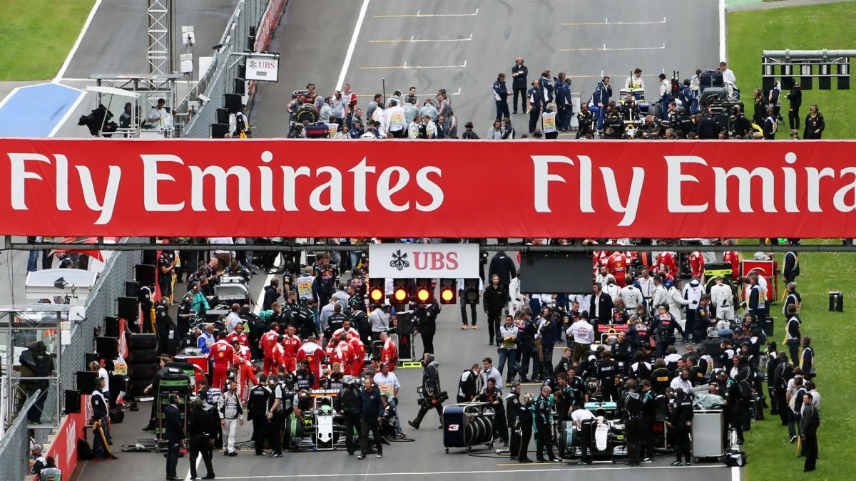 Přípravy na startovním roštu před závodem na Red Bull Ringu