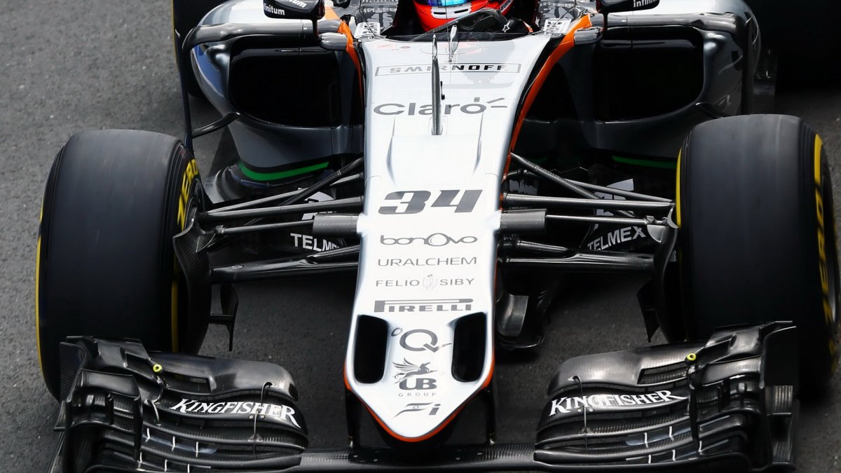 Přední křídlo vozu Force India VJM09 - Mercedes při posledních sezónních testech v Silverstone, druhý den