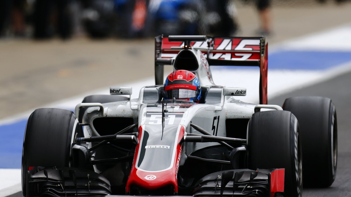 Santino Ferrucci s Haasem VF-16 během testů v Silverstone