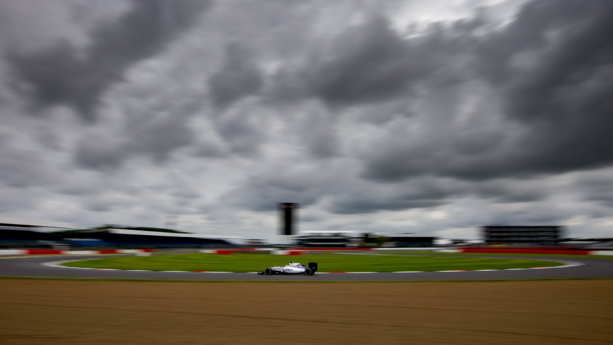 Alex Lynn s Williamsem FW38 první den testů v Silverstone